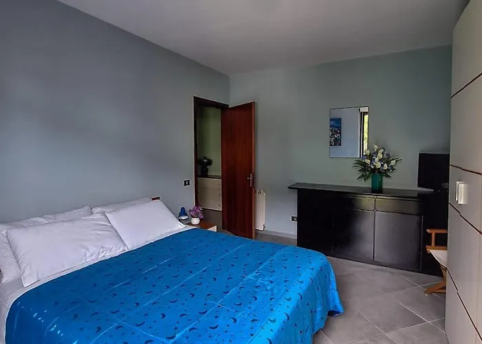 Апартаменты Maggiore Gardens Интра